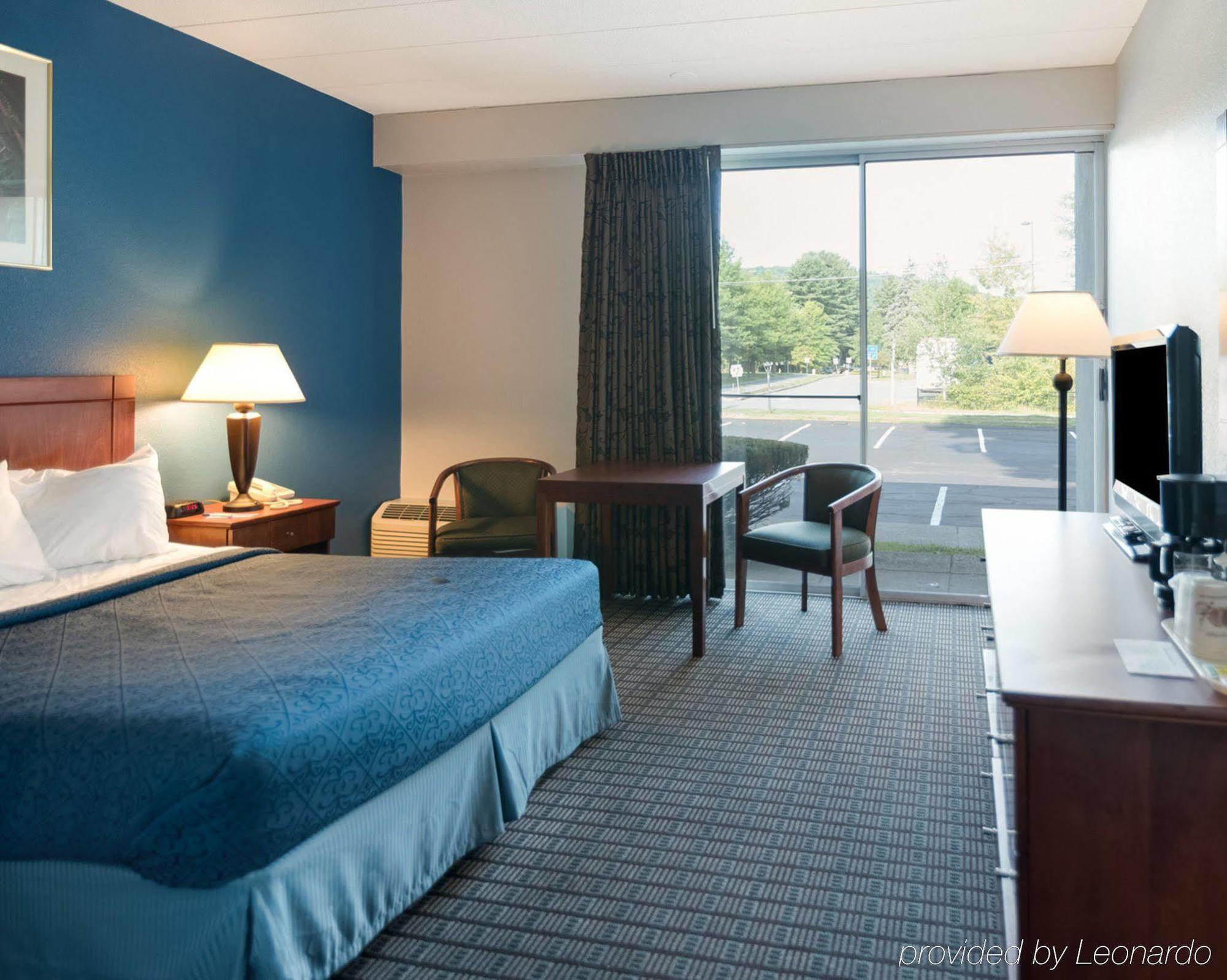 Rodeway Inn Greenfield Dış mekan fotoğraf